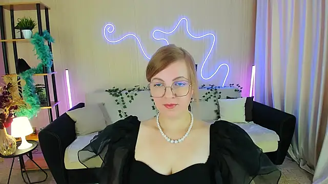 Snapshot of YourUniverser chatting on 11.09.25 YourUniverser online show from 11.09.25