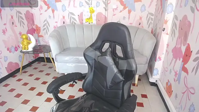 Luna Star v online show from 10.24.25