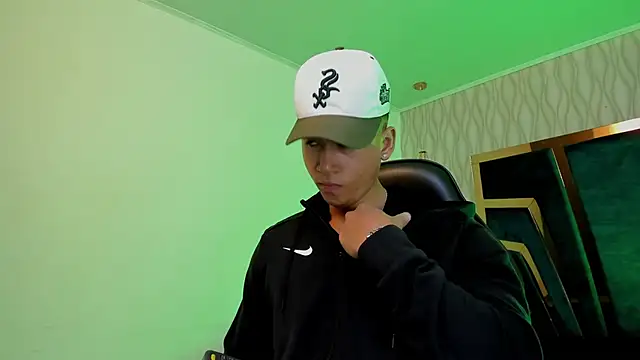 Snapshot of Draven_Marceaux chatting on 10.28.25 Draven Marceaux online show from 10.28.25