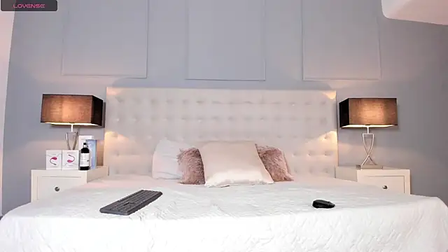 KellyRooss online show from 09.18.25