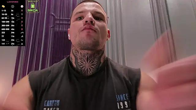 Snapshot of OliverSport chatting on 02.11.25 OliverSport online show from 02.11.25