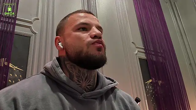 Snapshot of OliverSport chatting on 10.16.25 OliverSport online show from 10.16.25