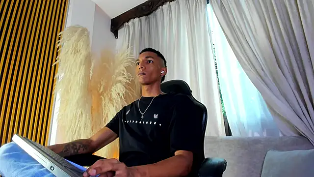 Snapshot of JulienSaint chatting on 06.19.26 JulienSaint online show from 06.19.26