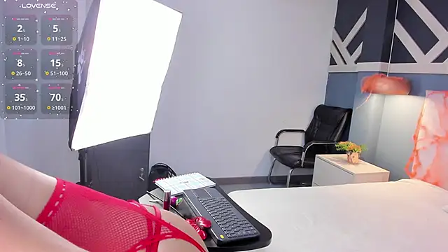 Snapshot of EmilyZahar chatting on 10.10.25 EmilyZahar online show from 10.10.25