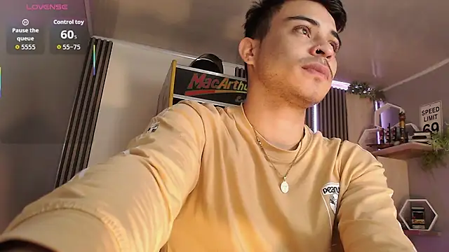 Snapshot of Bastian_MCcormick chatting on 10.01.25 Bastian MCcormick online show from 10.01.25