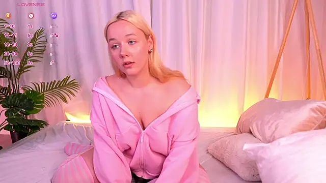 Snapshot of MissBunnyDoll chatting on 04.25.26 MissBunnyDoll online show from 04.25.26
