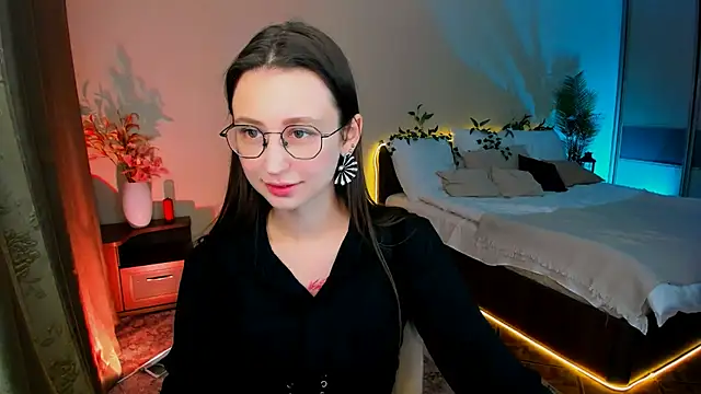 YourLovellyStory online show from 11.11.25