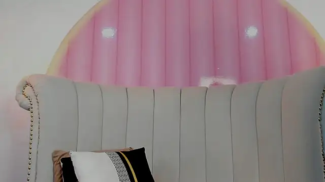 Emilia Bons online show from 12.18.25