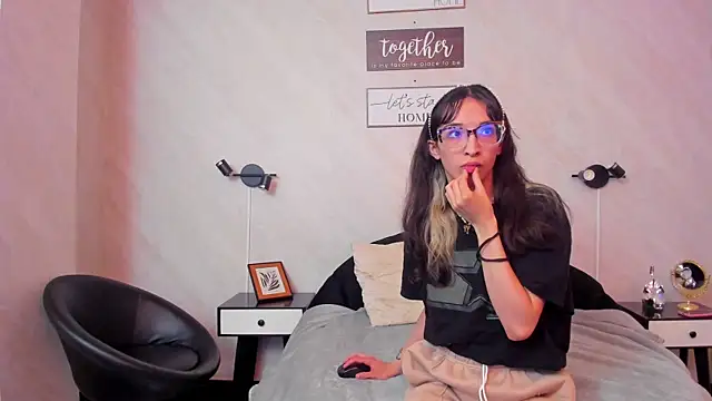 Emilia Bons online show from 04.08.26