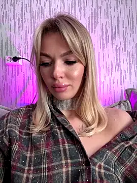 Snapshot of miss_veroNika chatting on 10.18.25 miss veroNika online show from 10.18.25