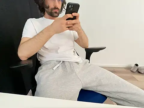 Snapshot of Frankieyyy1 chatting on 05.15.26 Frankieyyy1 online show from 05.15.26