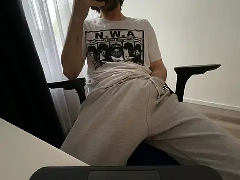 Snapshot of Frankieyyy1 chatting on 05.17.26 Frankieyyy1 online show from 05.17.26