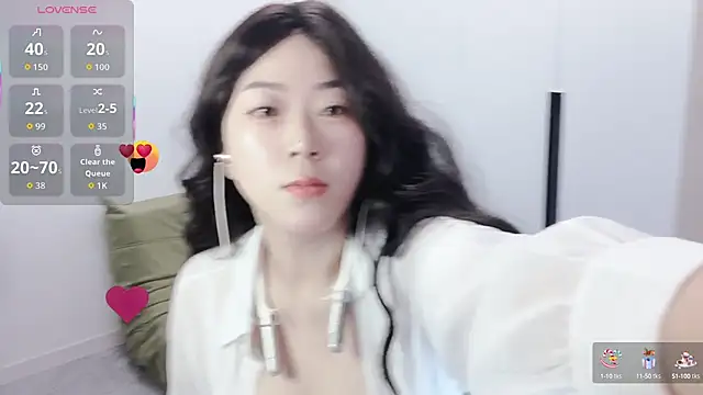 Emmaq996 online show from 10.13.25