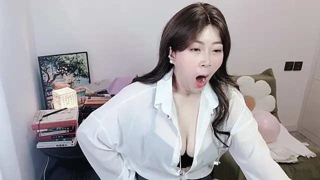 Emmaq996 online show from 10.27.25