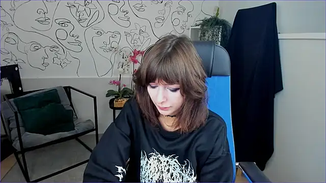 Snapshot of CrystallBloom chatting on 09.30.25 CrystallBloom online show from 09.30.25