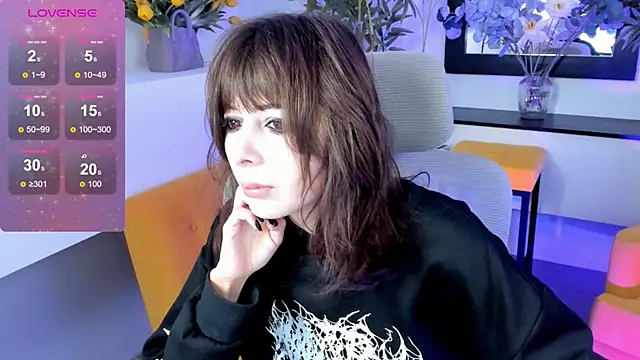 Snapshot of CrystallBloom chatting on 10.10.25 CrystallBloom online show from 10.10.25