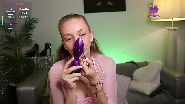 NovaHollisx online show from 11.14.25