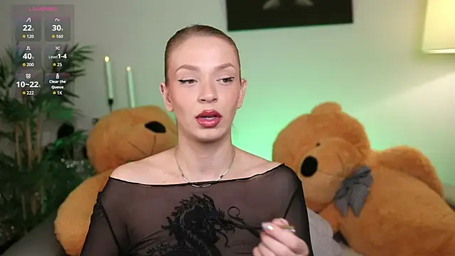 NovaHollisx online show from 12.18.25