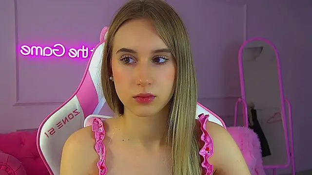 VictoriaHopsons online show from 11.19.25