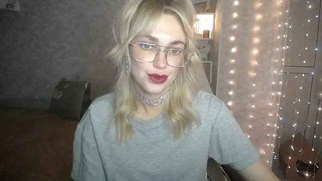 Snapshot of NickyAdamidi chatting on 10.05.25 NickyAdamidi online show from 10.05.25