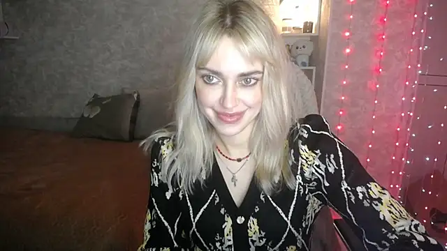 Snapshot of NickyAdamidi chatting on 10.06.25 NickyAdamidi online show from 10.06.25