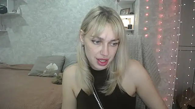 Snapshot of NickyAdamidi chatting on 10.10.25 NickyAdamidi online show from 10.10.25