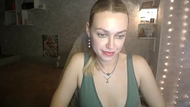 Snapshot of NickyAdamidi chatting on 10.11.25 NickyAdamidi online show from 10.11.25