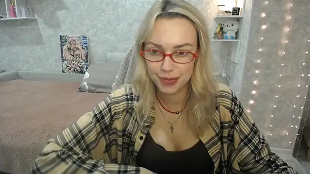 Snapshot of NickyAdamidi chatting on 10.13.25 NickyAdamidi online show from 10.13.25