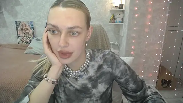 Snapshot of NickyAdamidi chatting on 10.21.25 NickyAdamidi online show from 10.21.25