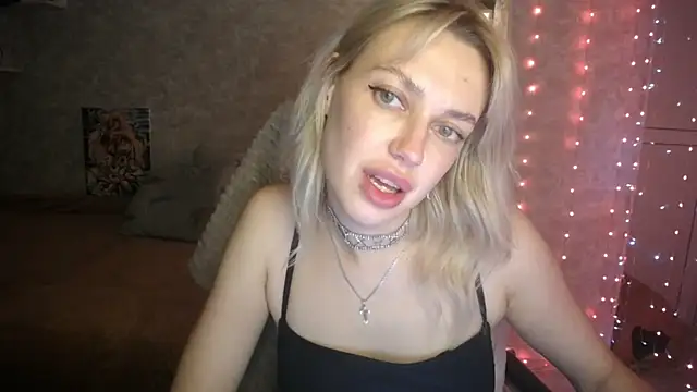 Snapshot of NickyAdamidi chatting on 10.24.25 NickyAdamidi online show from 10.24.25