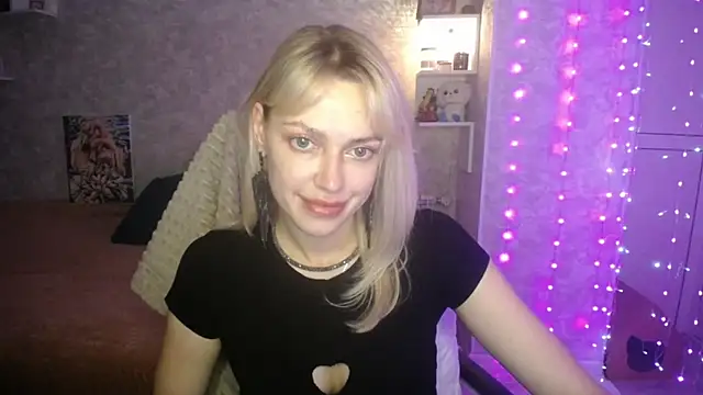 Snapshot of NickyAdamidi chatting on 10.25.25 NickyAdamidi online show from 10.25.25