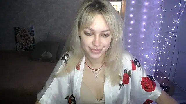 Snapshot of NickyAdamidi chatting on 11.04.25 NickyAdamidi online show from 11.04.25