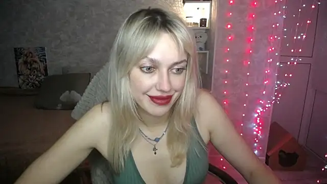 Snapshot of NickyAdamidi chatting on 11.05.25 NickyAdamidi online show from 11.05.25