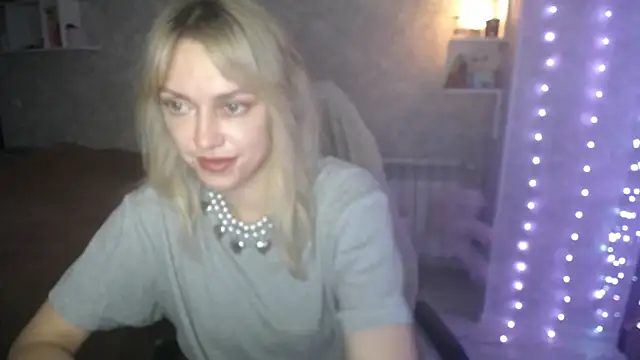 Snapshot of NickyAdamidi chatting on 11.08.25 NickyAdamidi online show from 11.08.25