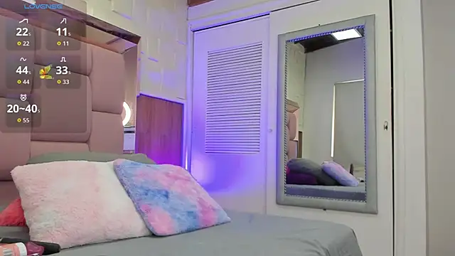 Snapshot of valeriahenao1 chatting on 10.18.25 valeriahenao1 online show from 10.18.25