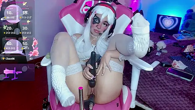 larah uwu online show from 10.30.25