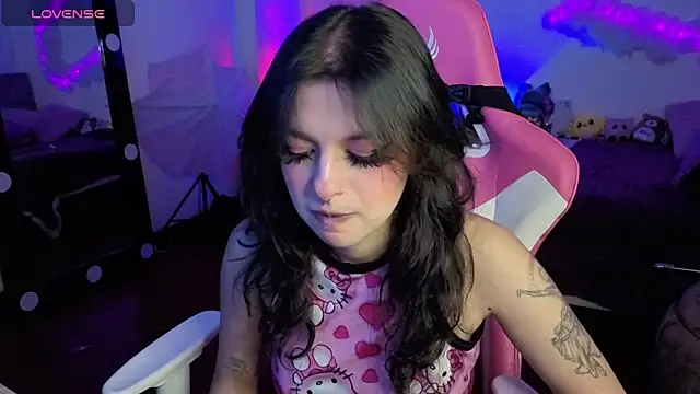 larah uwu online show from 11.22.25