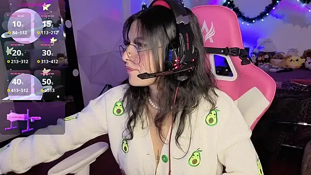 larah uwu online show from 12.15.25