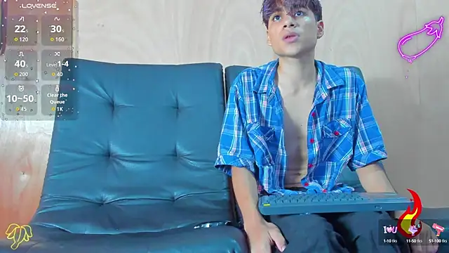 Snapshot of spicy_adonhis chatting on 10.13.25 spicy adonhis online show from 10.13.25