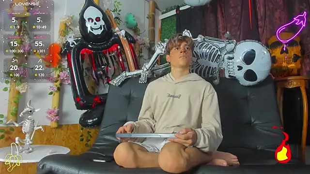 Snapshot of spicy_adonhis chatting on 10.24.25 spicy adonhis online show from 10.24.25