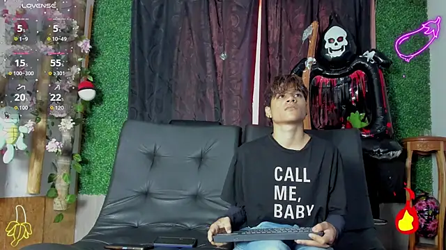 Snapshot of spicy_adonhis chatting on 10.30.25 spicy adonhis online show from 10.30.25