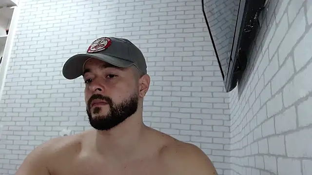 Snapshot of BombeiroHotx chatting on 09.30.25 BombeiroHotx online show from 09.30.25