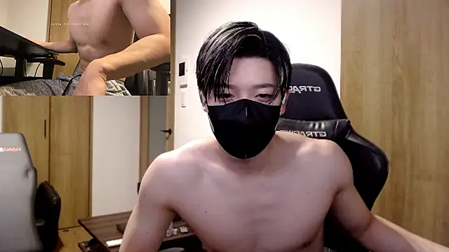 Snapshot of Mei-Tanaka chatting on 11.19.25 Mei-Tanaka online show from 11.19.25