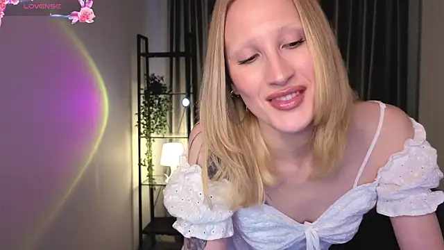 Snapshot of BiancaHelo chatting on 10.18.25 BiancaHelo online show from 10.18.25