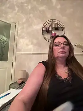 Snapshot of BuxomKitty_BBW chatting on 04.11.26 BuxomKitty BBW online show from 04.11.26
