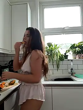 Snapshot of AlitaNova chatting on 10.07.25 AlitaNova online show from 10.07.25