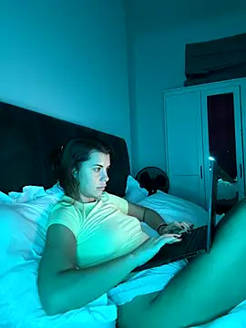 Snapshot of AlitaNova chatting on 10.15.25 AlitaNova online show from 10.15.25