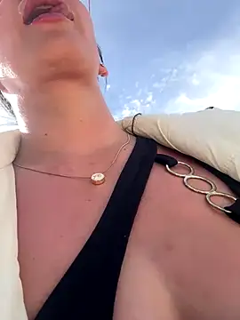 Snapshot of Ninabigtitied chatting on 09.27.25 Ninabigtitied online show from 09.27.25