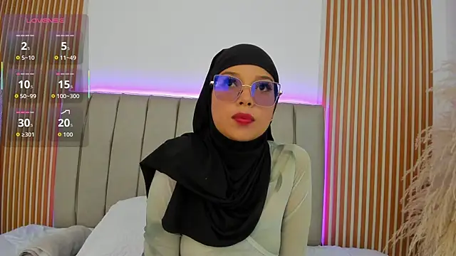 Snapshot of naishaa_ chatting on 11.17.25 naishaa online show from 11.17.25