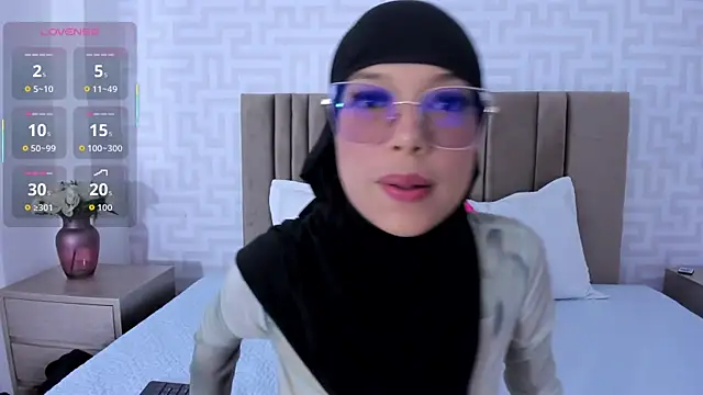 Snapshot of naishaa_ chatting on 12.19.25 naishaa online show from 12.19.25